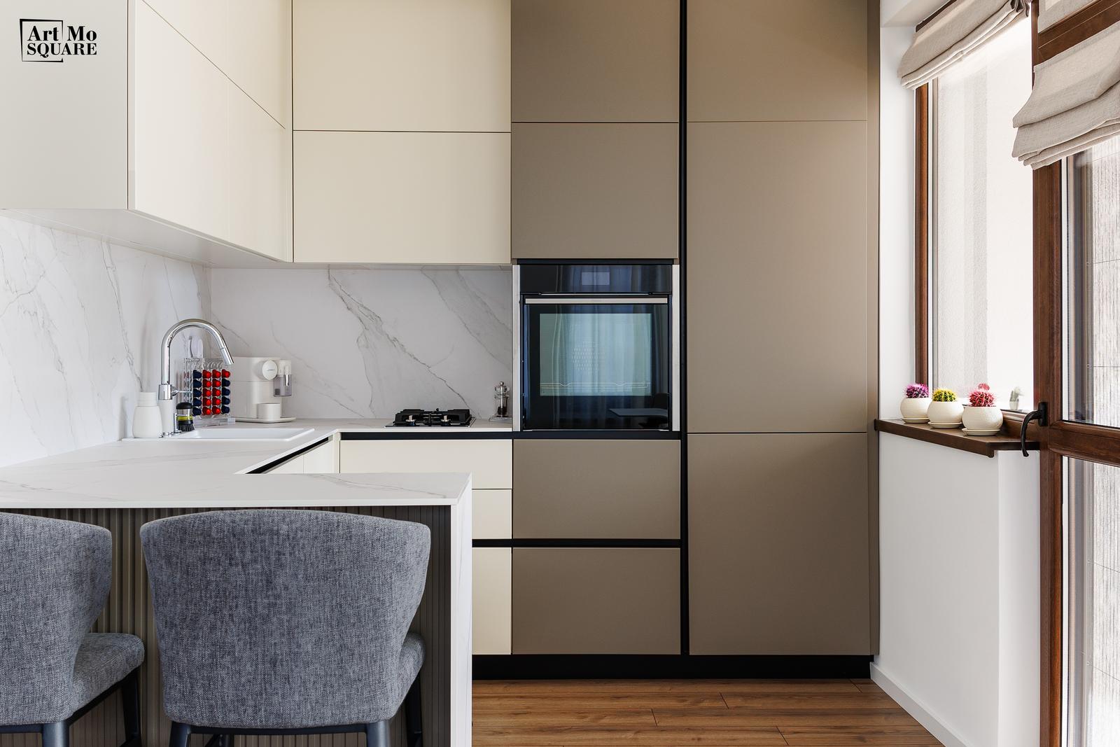 Kitchen with a breakfast counter